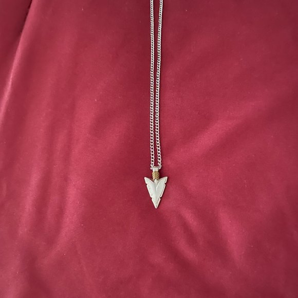 Avon Other - Vintage Avon silver arrowhead necklace